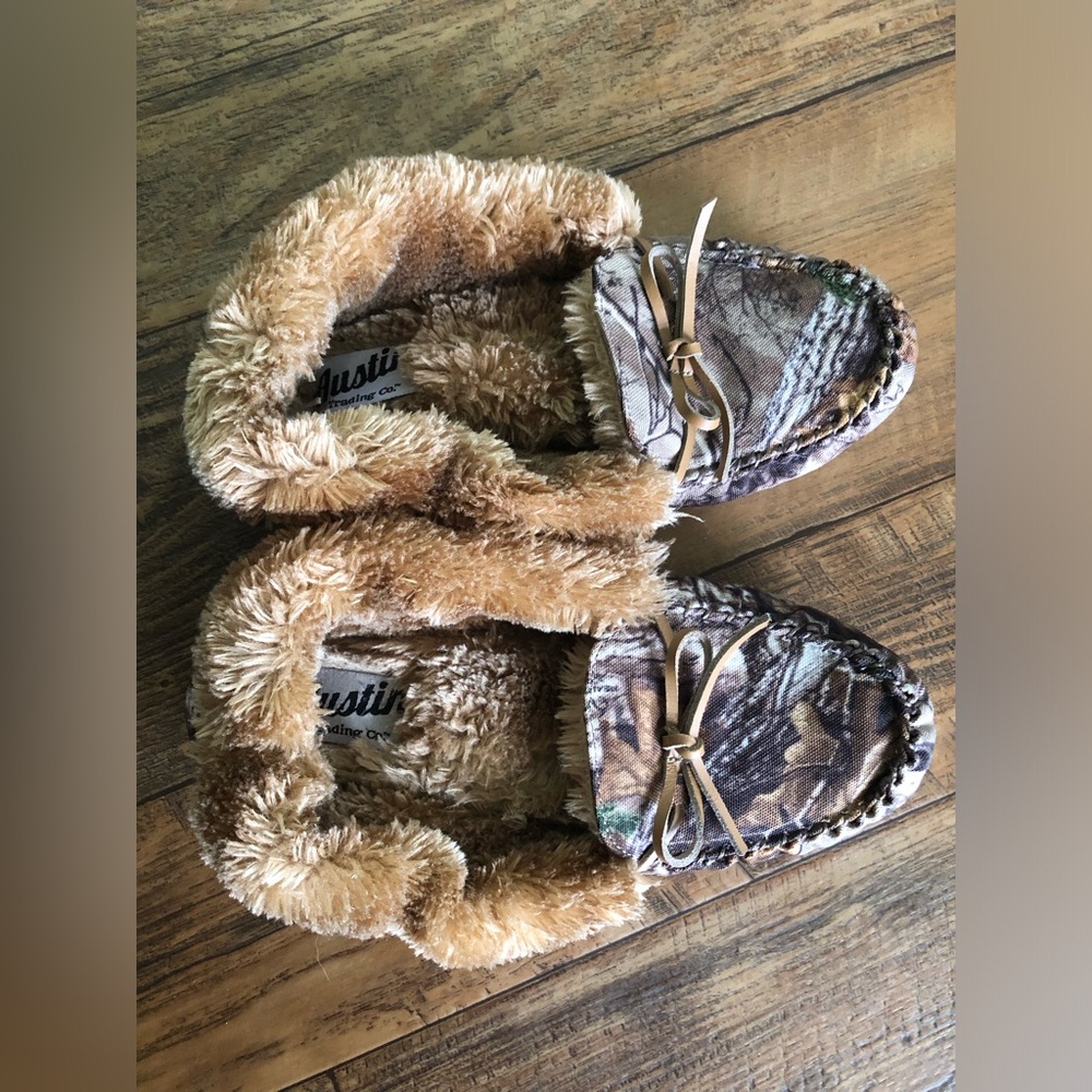 Austin Trading Co. Moccasin Camo Slippers Womens Size 8 Brown Tan Fuzzy Slip On